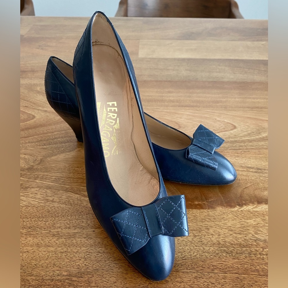 *SOLD* salvatore ferragamo classy blue heels 8B